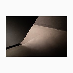 Wang Mengmeng, Licht und Schatten in der Ecke von Gray Interior Concrete Building, Fotografie