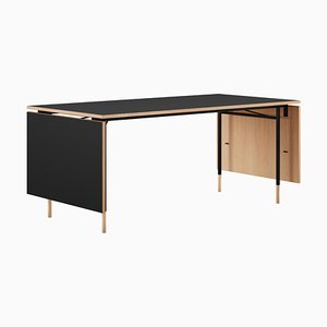 Mesa de comedor Nyhavn de lino y madera con dos hojas abatibles de Finn Juhl para Design M