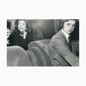 Jackie Kennedy en coche, París, Francia, años 70, fotografía en blanco y negro