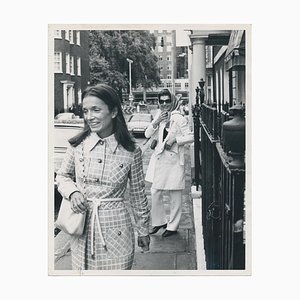 Jackie Kennedy & Lee Radziwill in the Street, 1971, fotografia in bianco e nero