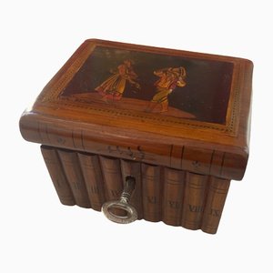 Pilas de cajas de madera antiguas con pintura