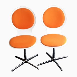 Vintage Esszimmerstühle aus weiß lackiertem Schichtholz mit orangenem Sitz und Rückenkissen auf verchromtem Metallgestell mit drehbarem Auslass, 1970er, 2er Set
