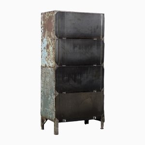 Mueble industrial vintage de metal con estantes, años 50