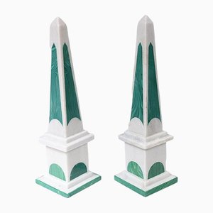 Obeliscos franceses decorativos de piedra y malaquita. Juego de 2