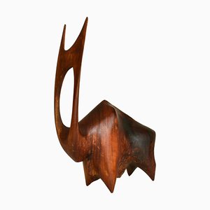 Escultura de búfalo o toro tallada en madera dura