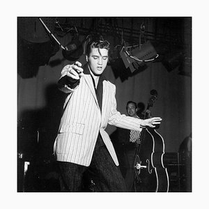 Michael Ochs Archiv / Getty Images, Elvis Rehearsing für Milton Berle, 1956, Fotopapier