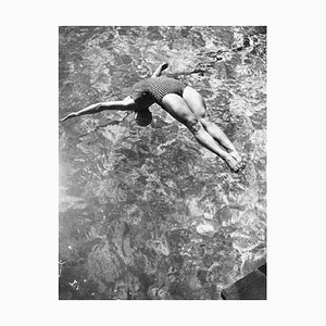 Fox Fotos / Getty Images, Betty Slade Dives, 1968, Fotopapier