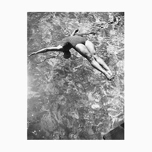 Fox Photos / Getty Images, Betty Slade Dives, 1968, Papel fotográfico