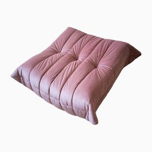 Pouf Togo in velluto rosa perlato di Michel Ducaroy per Ligne Roset