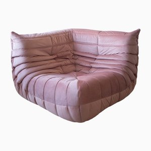 Sedia angolare Togo in velluto rosa perlato di Michel Ducaroy per Ligne Roset