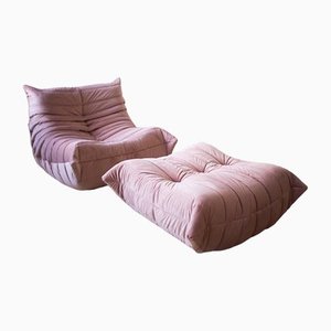 Poltrona e pouf Togo in velluto rosa perlato di Michel Ducaroy per Ligne Roset