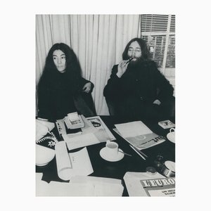 Fotografía en blanco y negro de John Lennon y Yoko Ono, años 70