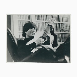 John Lennon avec Guitare, 1970s, Photographie Noir et Blanc