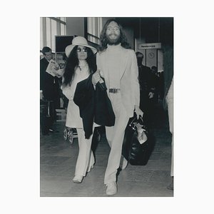 Fotografía en blanco y negro de John Lennon y Yoko Ono, años 70