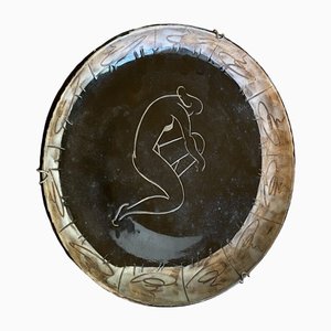 Plato de cerámica con figura de mujer