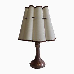 Lampada da tavolo Art Nouveau con base in rame placcato in argento e paralume in tessuto beige con nastri marroni