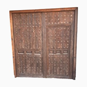 Porta antica in legno massiccio con porta interna più piccola