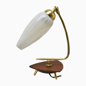 Vintage Tischlampe mit milchweißem Glasschirm und Messingbeschlag / Holzfuß