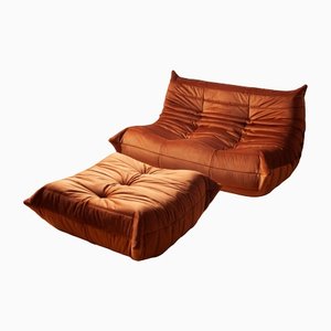 Puf Togo en ámbar naranja de terciopelo y sofá de dos plazas de Michel Ducaroy para Ligne Roset. Juego de 2