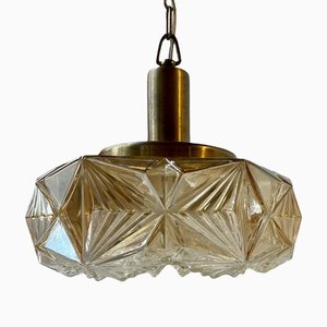 Moderne skandinavische Deckenlampe aus Messing & Honigglas von Vitrika, 1960er