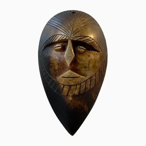 Máscara africana antigua en piedra tallada a mano