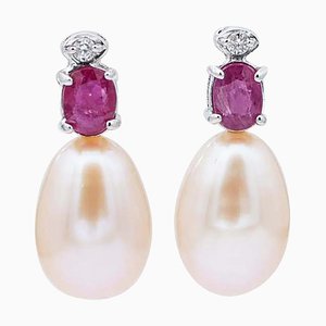 Aretes colgantes de perlas rosas, rubíes, diamantes y oro blanco de 18 kt. Juego de 2