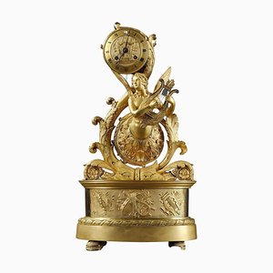 Charles X Uhr aus vergoldeter Bronze mit geflügeltem Dschinni
