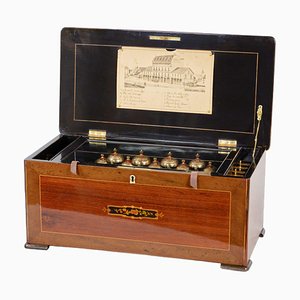Caja de música con mecanismo de tambor y 9 campanas para 10 melodías, siglo XIX.