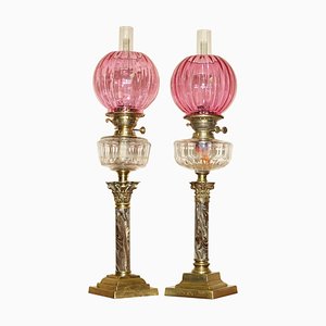 Lámparas de aceite victorianas con pilares corintios con acabado de mármol y vidrio rubí original. Juego de 2