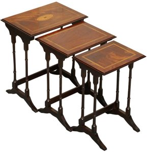 Tavolini ad incastro Sheraton Revival in mogano e legno satinato, set di 3