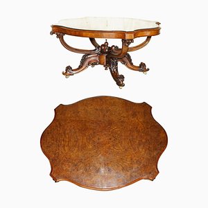 Tavolo vittoriano in radica di noce intagliata, metà XIX secolo