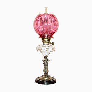 Viktorianische Repousse Messing Öllampe aus geätztem Originalglas mit rubinrotem Schirm