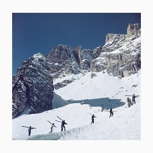 Slim Aarons, Cortina d'Ampezzo, 1962, Fotografía a color con marco de madera blanca