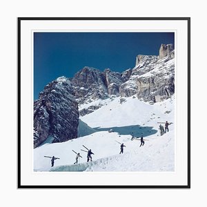 Slim Aarons, Cortina d'Ampezzo, 1962, Fotografía a color con marco de madera negra