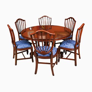 Mesa de comedor antigua circular con seis sillas. Juego de 7