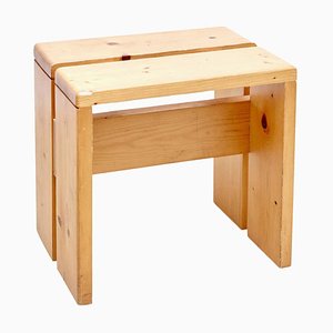 Taburete de madera de pino de Le Corbusier para Les Arcs