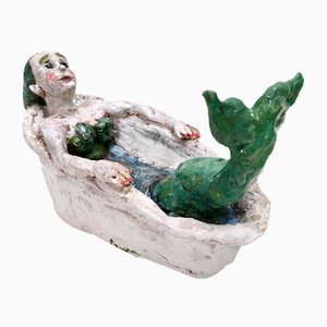 Postmodernes italienisches lackiertes Steingut Dekorationsobjekt einer Meerjungfrau in einer Badewanne