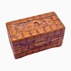 Caja china de madera tallada con estampado decorativo, década de 1900