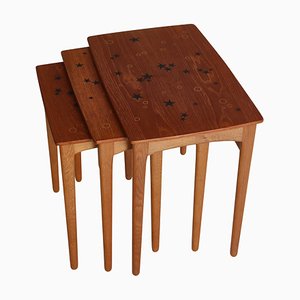 Tavolini ad incastro in teak e quercia di Svend Aage Madsen, Danimarca, anni '50, set di 3