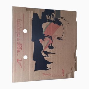 2mé, Bowie rasgado, 2021, cartón imitando madera tallada
