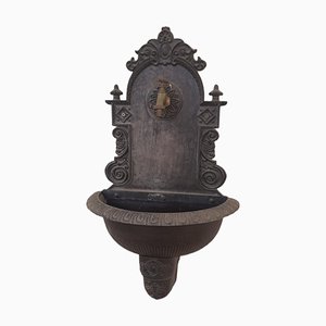 Fuente de pared española vintage de hierro fundido y latón