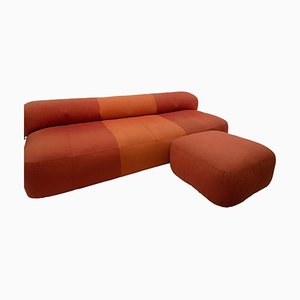Modernes italienisches Mid-Century Sofa in Orange mit Fußhocker von Arflex, 1970er, 2er Set