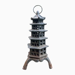Farol japonés vintage en forma de pagoda de hierro fundido