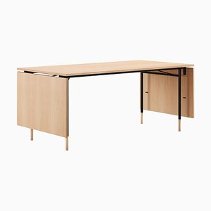 Mesa de comedor Nyhavn de lino y madera con dos hojas abatibles de Finn Juhl para Design M
