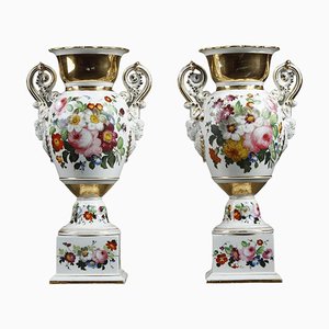 Jarrones Paris de porcelana con decoración floral. Juego de 2