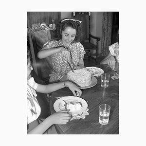 Earl Theisen, Elizabeth Taylor at Home, 1947/2022, Fotografía