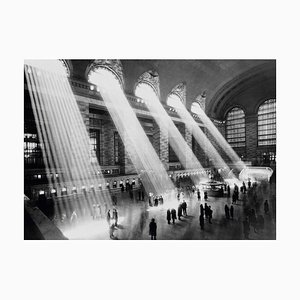 Hal Morey, Sun Beams Into Grand Central Station, 1930/2022, Fotografie