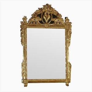 Espejo estilo Luis XVI de madera dorada de principios del siglo XX