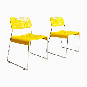Moderne gelbe Omstak Stühle aus Metall von Rodney Kinsman für Bieffeplast, 1970er, 2er Set
