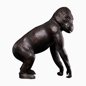 Estatua de mono caminando cubierta de cuero